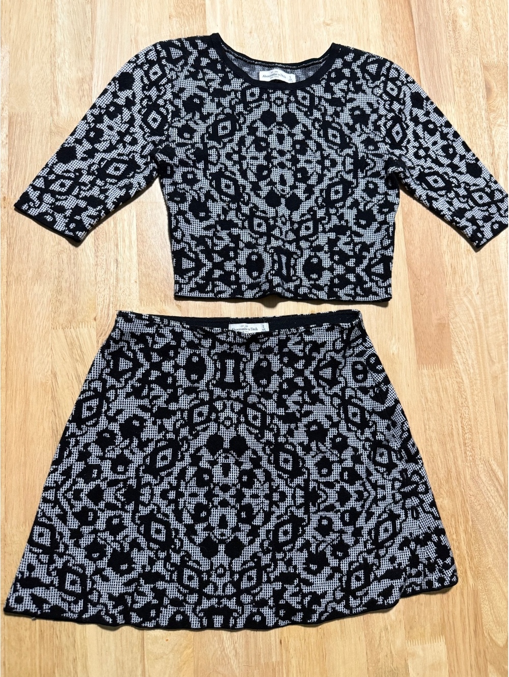 Abercrombie & Fitch Women’s Small 2 Piece Knit Set Crop Top Mini Skirt Black